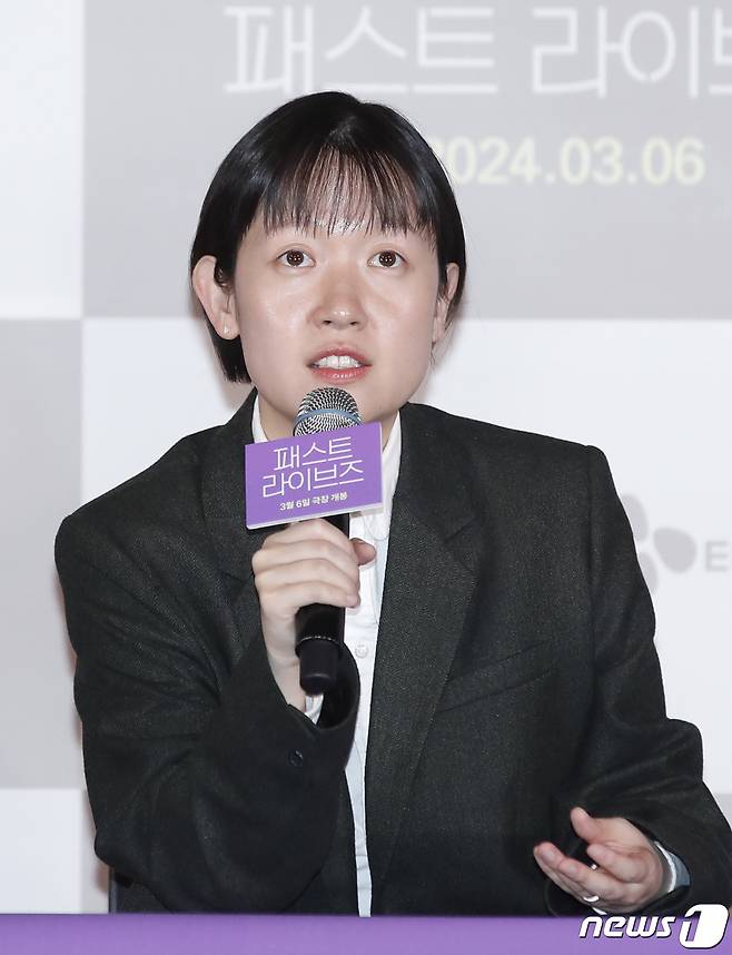 셀린 송 감독이 28일 오후 서울 용산구 CGV 용산아이파크몰에서 열린 영화 ‘패스트 라이브즈’ 언론배급시사회 및 기자간담회에서 인사말을 하고 있다. ‘패스트 라이브즈’는 서울에서 어린 시절을 보낸 첫사랑 나영(그레타 리 분)과 해성(유태오 분)이 24년 만에 뉴욕에서 다시 만나 그들의 인연을 돌아보는 운명적인 이야기다. 유수 영화제 67관왕을 비롯해 제96회 영국 아카데미 시상식 작품상과 각본상 후보에 올라 화제를 모은 바 있다. 2024.2.28/뉴스1 ⓒ News1 권현진 기자