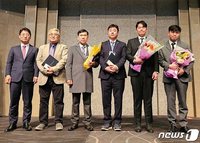 박정훈 농림축산식품부 동물복지환경정책관(왼쪽)은 28일 서울 서초구 엘타워에서 정언승 수의사 등에게 장관상을 전달했다. ⓒ 뉴스1 최서윤 기자