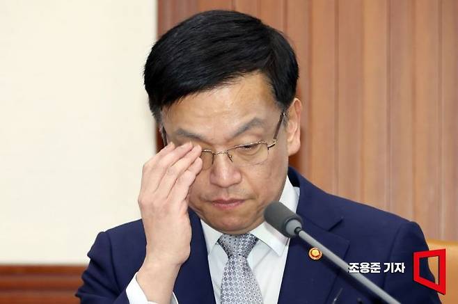 최상목 경제부총리 겸 기획재정부 장관이 26일 서울 종로구 정부서울청사에서 열린 비상경제장관회의에 참석해 안경을 만지고 있다. 사진=조용준 기자 jun21@