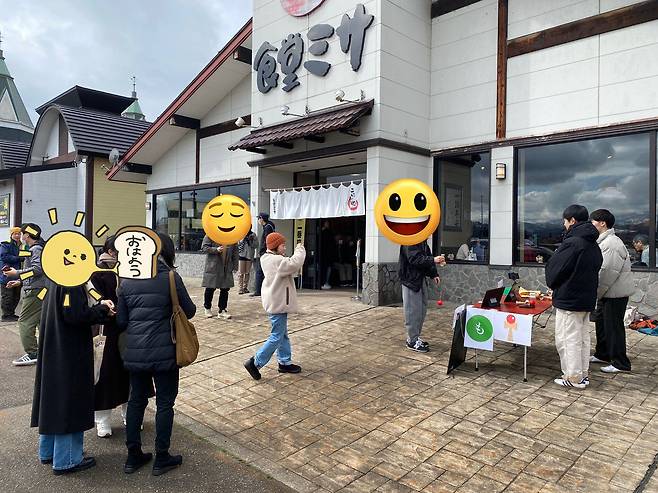 일본 니가타현 묘코시 주민들이 라멘집 '쇼쿠도 미사' 앞에서 유튜버 슌상과 가게 점주 나가타 고타로(43)씨가 주최한 '켄다마 자선 행사'에 참여하고 있다. /쇼쿠도 미사 X(옛 트위터)