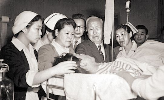 이승만 전 대통령이 1960년 4월 23일 시위 중 다친 학생들이 입원해 있는 서울대병원을 직접 찾아가 울먹이며 위로하고 있다. /국가기록원