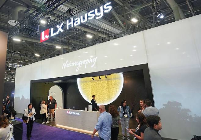 미국 라스베이거스에서 열리고 있는 'KBIS 2024' LX하우시스 전시관에 관람객들이 제품들을 살펴보고 있다. LX하우시스 제공
