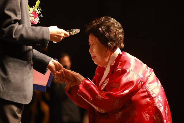 일성여자중고등학교 졸업식이 열린 27일 오전 서울 마포구 마포아트센터에서 2024학년도 수능 최고령 응시자 김정자(83)씨가 상을 받고 있다. 김혜윤 기자 unique@hani.co.kr