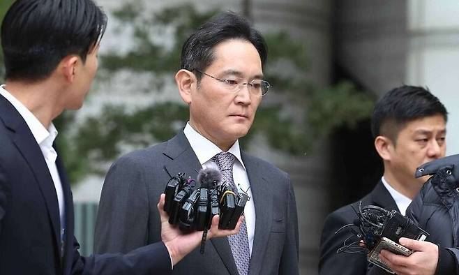 이재용 삼성전자 회장이 2024년 2월5일 서울중앙지방법원에서 열린 삼성그룹 경영권 승계 관련 부당합병·회계부정 혐의 1심 선고 공판에서 무죄 판결을 받은 뒤 청사를 나서고 있다. 연합뉴스