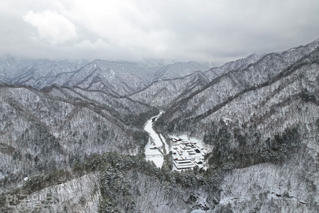 지난 25일 인제 북면 용대리 내설악 백담사가 하얀 눈에 덮여 있다. 아직 몇 차례 눈이 더 내릴지 알 수 없지만, 겨울 산사에도 봄기운이 감지되고 있었다.