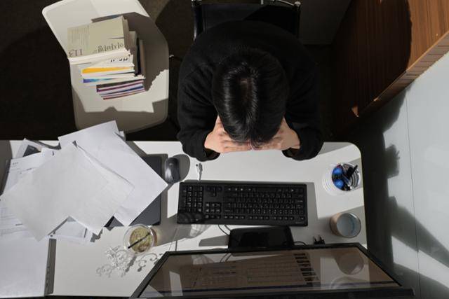 야근 하는 직장인. 박시몬 기자