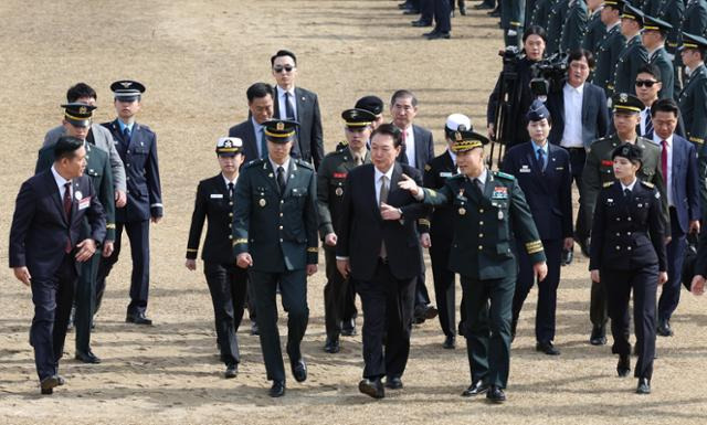 윤석열 대통령이 28일 충북 괴산군 육군학생군사학교에서 열린 2024년 학군장교 임관식에 입장하고 있다. 괴산=뉴시스