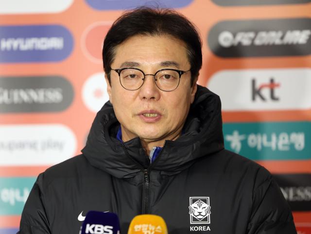 황선홍 올림픽축구 대표팀 감독이 지난달 13일 인천공항에서 튀르키예로 전지훈련을 떠나기 전 취재진 질문에 답하고 있다. 뉴스1