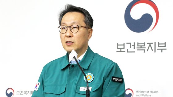 중앙재난안전대책본부 제1총괄조정관인 박민수 보건복지부 2차관이 지난 27일 오전 정부세종청사에서 의사 집단행동 중앙재난안전대책본부 브리핑을 하고 있다. 연합뉴스