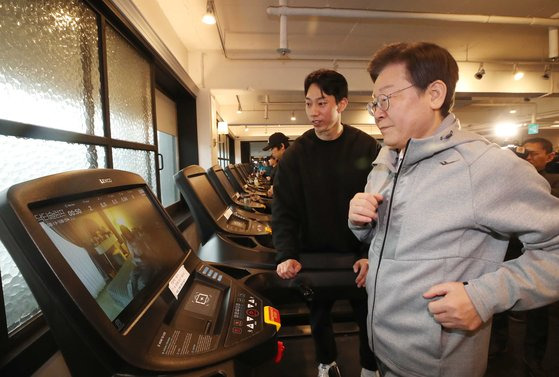 이재명 더불어민주당 대표가 28일 오전 서울 서대문구 매직짐 휘트니스에서 열린 직장인 간담회에 앞서 트레이너로부터 운동을 배우고 있다 국회사진기지단