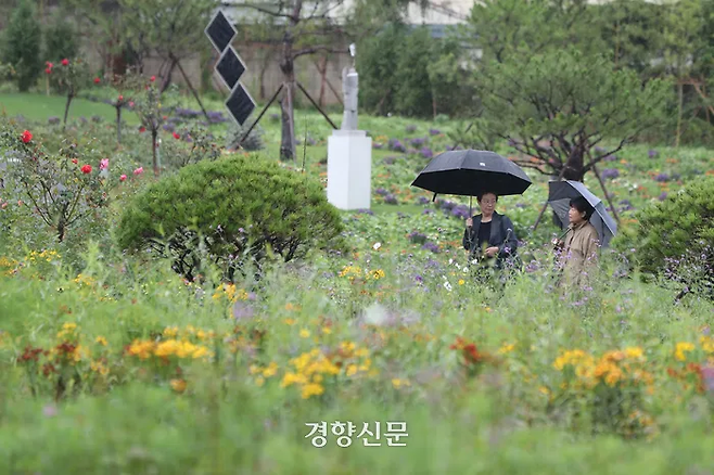 가을비가 내리던 지난해 9월 시민들이 우산을 쓰고 서울 종로구 열린송현 녹지광장을 산책하고 있다. 한수빈 기자