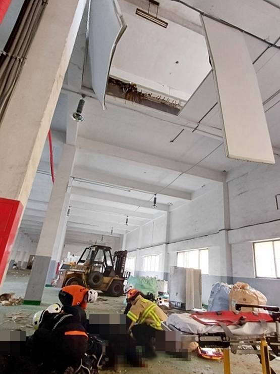 오산시 세교동 폐공장 추락사고 현장. 오산소방서 제공