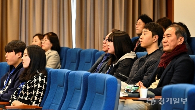 지난 27일 오후 동남보건대학교 대학본부에서 열린 '2023 동남보건대학교 성과확산포럼'에서학생 및 관계자들이 포럼 발표를 듣고 있다. 홍기웅기자