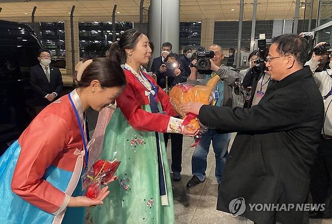 북한 여자축구 대표팀을 환영하는 조총련 여성들. [사진출처 = 연합뉴스]