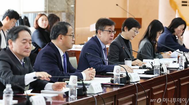 (서울=뉴스1) 허경 기자 = 조동철 국민연금기금운용위원회 위원장 직무대행이 28일 서울 종로구 정부서울청사에서 열린 2024년도 제1차 국민연금기금운용위원회 회의에서 모두발언을 하고 있다. 2024.2.28/뉴스1 Copyright (C) 뉴스1. All rights reserved. 무단 전재 및 재배포, AI학습 이용 금지. /사진=(서울=뉴스1) 허경 기자