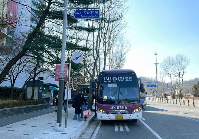과천과 김포·인천공항을 오가는 공항버스 모습./사진제공=과천시