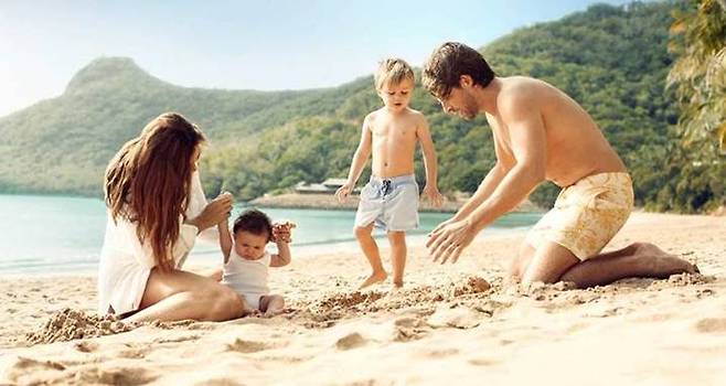 해밀턴섬을 즐기는 가족여행객