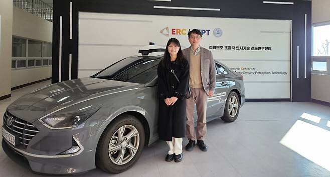 이번 연구를 수행한 김창석(오른쪽) 부산대 교수.[한국연구재단 제공]