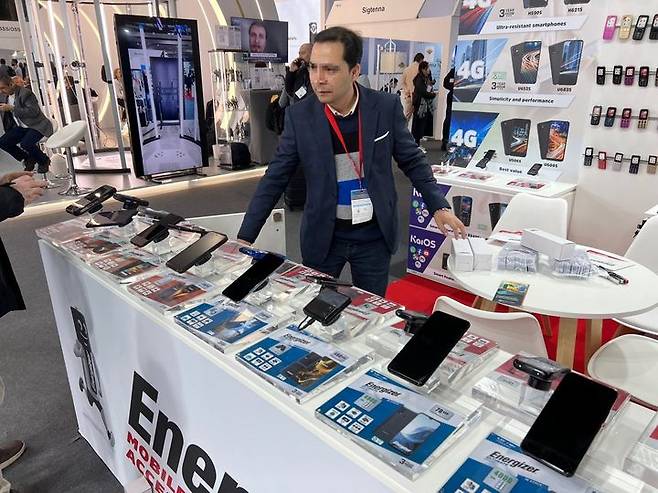 [바르셀로나(스페인)=뉴시스] 심지혜 기자 = 지난 26일(현지시간)부터 스페인 바르셀로나에서 진행 중인 MWC 2024에 전시된 프랑스 단말기 유통사 '아브니르 텔레콤' 스마트폰 '에너자이저 하드케이스 P28K'(맨 왼쪽). P28K는 갤럭시 S24 울트라보다 5배 더 많은 2만8000mAh의 배터리 용량을 갖췄다. 2024.02.27. siming@newsis.com *재판매 및 DB 금지