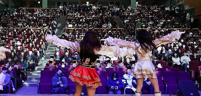 28일 서울 광진구 건국대학교에서 열린 2024년도 신입생 입학식에서 신입생들이 응원단의 축하 공연을 보고 있다. 이제원 선임기자