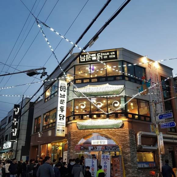 수원 통닭거리 안에 있는 ‘남문통닭’은 영화 ‘극한직업’에 등장한 수원왕갈비통닭의 원조로 알려져 있다. 사진 : 남문통닭 인스타그램.