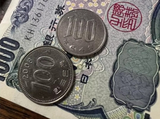 일본에서 거스름돈으로 엔화 100엔 대신 한화 100원짜리 동전을 받았다는 주장이 나왔다. 엑스 캡처