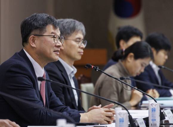 이기일 보건복지부 1차관이 11일 오후 서울 종로구 정부서울청사에서 열린 정부 인구정책단 저출산ㆍ고령사회 분과 과제 점검 회의에 참석해 인사말을 하고 있다. 2024.1.11 연합뉴스