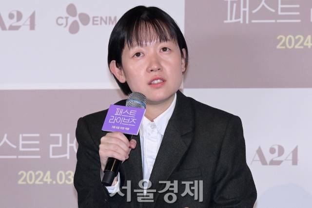 셀린 송 감독이 28일 오후 서울 용산구 CGV 용산아이파크몰에서 진행된 영화 ‘패스트 라이브즈’(감독 셀린 송) 언론배급시사회 및 기자간담회에서 소감을 말하고 있다. 김규빈 기자