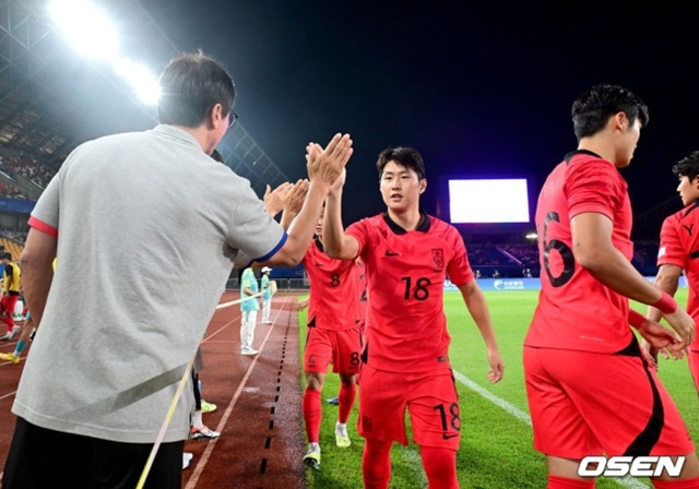 이강인(가운데)과 인사하는 황선홍 감독(가운데). /사진=뉴시스 제공