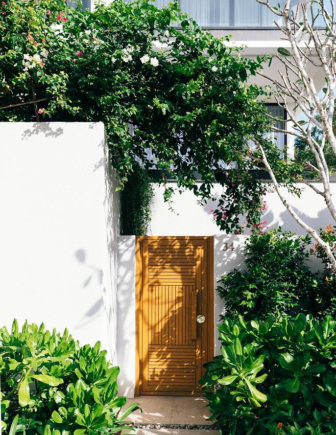 그란 멜리아 나트랑 빌라 입구. 버기가 상시로 빌라 단지를 돌아다닌다