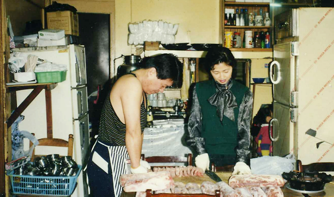 직접 고기를 썰고 있는 홍성준 대표의 모습. 오른쪽이 부인 박연숙씨다. 김도진 제공