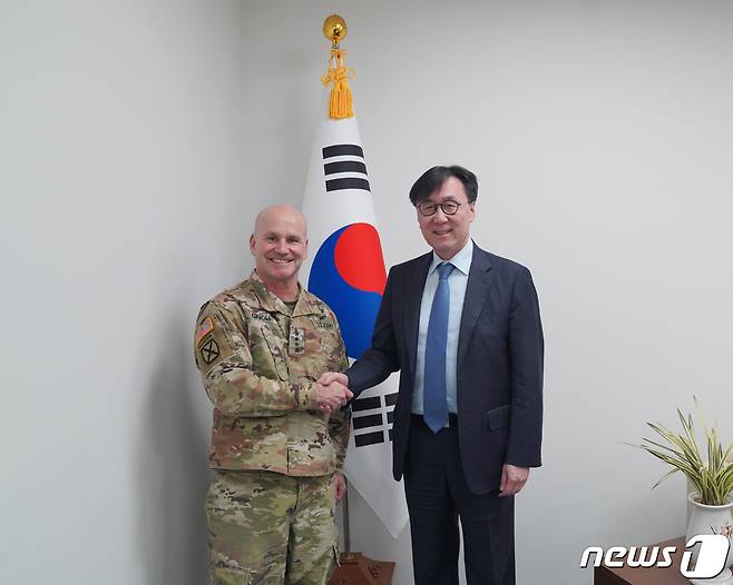 장호진 국가안보실장이 29일 크리스토퍼 카볼리 북대서양조약기구(NATO) 동맹작전사령관을 접견했다.(대통령실 제공)