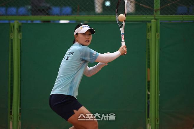 NH농협은행의 문혜경이 29일 경기도 안성에서 열린 2024 소프트테니스 국가대표 선발전 여자복식 경기에서 백핸드를 구사하고 있다. 제공|대한소프트테니스협회