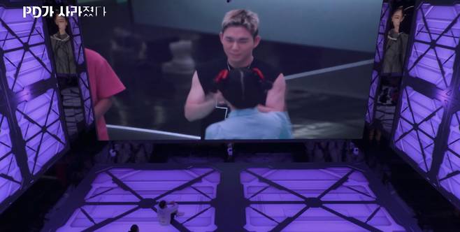 세계 최초 AI PD 'M파고'가 한 미션이 끝날 때마다 바로 편집된 영상을 참가자들에게 보여주고 있다. 'PD가 사라졌다' 방송화면 캡처.