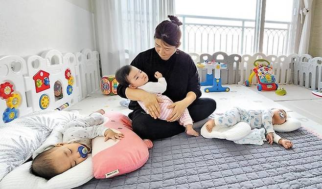 28일 전남 강진군에서 네 아이를 키우는 김미나씨가 작년 태어난 세 쌍둥이를 재우고 있다. /조유미 기자