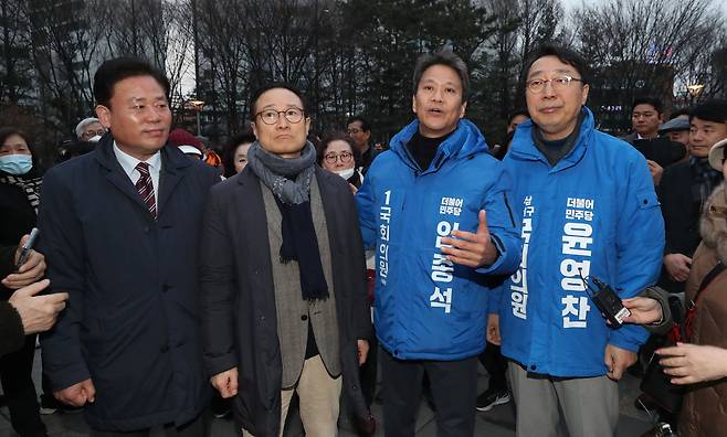 임종석 전 대통령비서실장이 2024년 2월 28일 오후 서울 성동구 왕십리역 광장에서 송갑석 의원, 홍영표 의원, 윤영찬 의원과 함께 지지자들과 만나고 있다. / 오종찬 기자