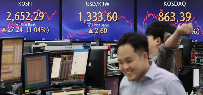 28일 오후 서울 중구 하나은행 딜링룸에서 딜러들이 업무를 보고 있다. /뉴스1