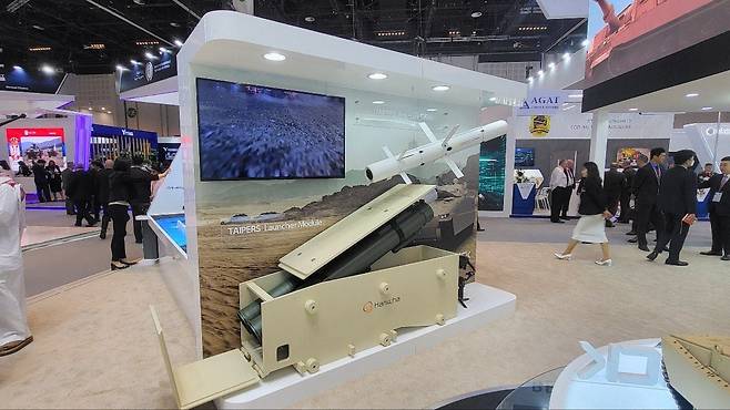 지난해 2월 UAE 아부다비에서 열린 국제 방산 전시회 'IDEX 2023' 내 한화 부스에 전시된 천검 미사일. 장갑차 등에 탑재할 수 있도록 지대지미사일로 개조됐다./한화에어로스페이스 제공