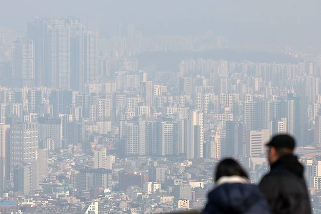 서울 중구 남산에서 바라본 서울 시내 일대 아파트 단지 모습. /뉴스1