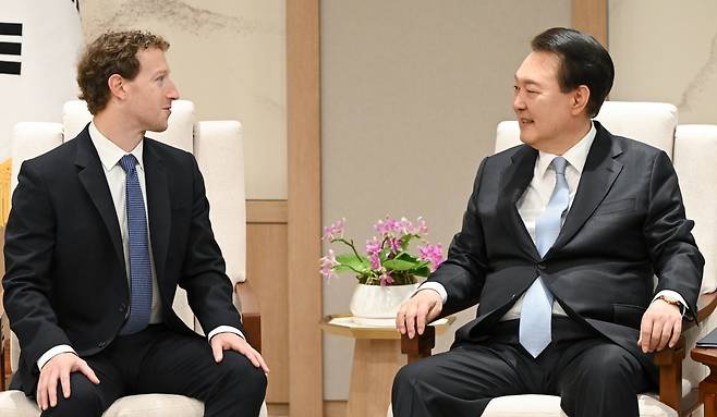 윤석열 대통령이 29일 오전 서울 용산 대통령실에서 마크 저커버그 메타社 CEO 를 접견하고 있다. 대통령실 제공