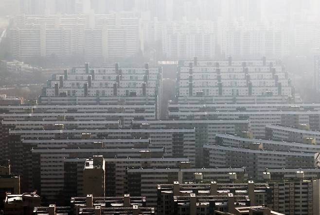 재건축, 재개발은 사업은 주택공급을 늘리고 주거 질을 개선하는 효과가 있지만 여러 갈등으로 사업이 지연되며 피해를 낳는 경우도 있다. 사진은 서울의 대표적인 재건축 단지인 강남구 대치동 은마아파트. 뉴스1