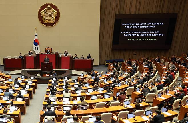 윤석열 대통령의 재의요구권(거부권) 행사로 국회로 돌아온 '쌍특검법'이 29일 오후 본회의에서 부결되며 최종 폐기됐다. '쌍특검법'은 윤 대통령 부인 김건희 여사의 도이치모터스 주가조작 의혹과 대장동 개발사업 '50억 클럽' 뇌물 의혹을 각각 수사할 특별검사 도입 법안이다. 사진은 이날 열린 본회의에서 박성제 법무부 장관이 제의 요구 이유를 설명하는 모습. 연합뉴스