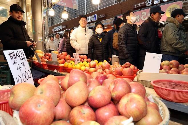 설 연휴를 나흘 앞둔 2월5일 서울 동대문구 경동시장(청량리종합시장)에 늘어선 사과 소쿠리에 ‘햇사과 4개 1만원’ 가격표가 꽂혀있다. 김봉규 한겨레 선임기자