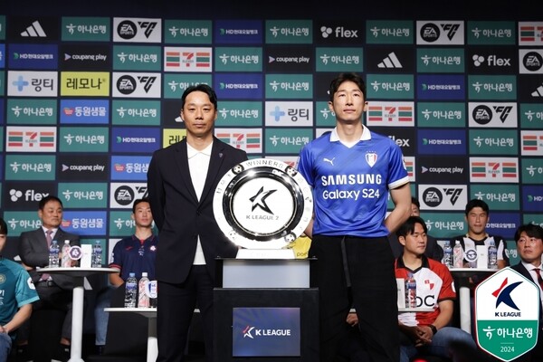 2부로 강등된 수원 삼성의 염기훈 감독과 양형모 주장. 한국프로축구연맹 제공