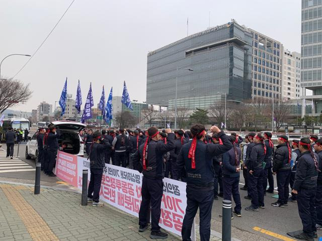 29일 전국금속노조 기아지부(기아 노조) 노조원들이 서울 양재동 현대차그룹 본사 앞에서 특별성과급 지급을 요구하는 집회를 열고 있다. 강희경 기자