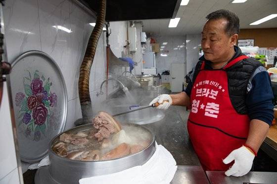 합천국밥집은 천병철 사장이 매일 육수를 직접 끓인다. 잡뼈를 넣지 않고 돼지 앞다리 사골을 낸다. 사진은 사골로 국물을 우린 뒤 국밥과 수육으로 쓸 고기를 삶는 모습. 최승표 기자