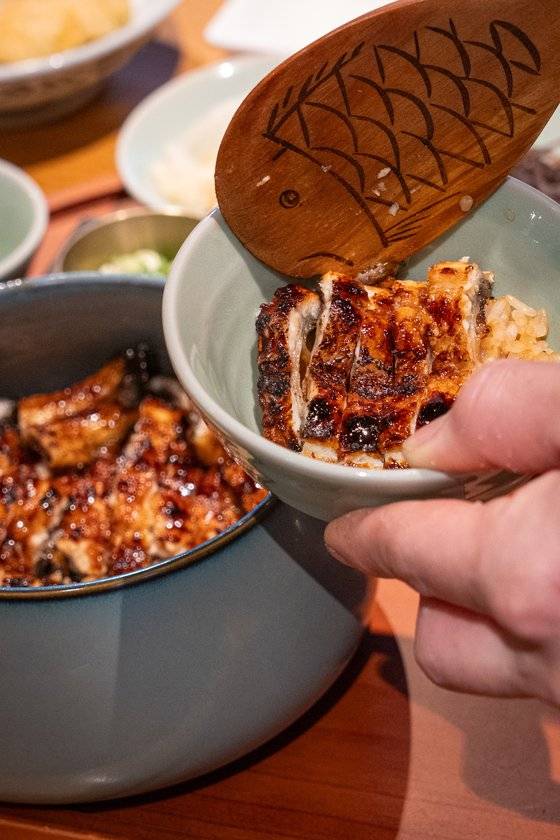 민물장어를 증기로 한 번 쪄낸 뒤 양념을 묻혀 굽는데, 식감이 부드럽고 불향이 살아 있다. 백종현 기자