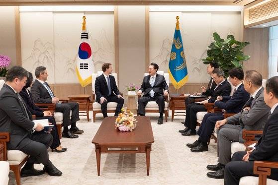 윤석열 대통령이 29일 오전 서울 용산 대통령실 청사에서 페이스북 모회사 메타의 마크 저커버그 최고경영자(CEO)를 비공개 접견하고 있다. 사진 대통령실