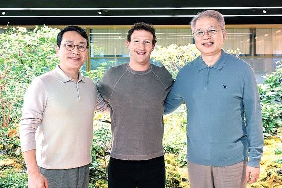 LG전자는 28일 LG트윈타워에서 글로벌 빅테크 메타(Meta)를 만나 XR(확장현실) 사업의 파트너십 강화를 위한 전략적 논의를 가졌다고 밝혔다. 사진은 회의에 참석한 조주완 LG전자 CEO, 마크 저커버그 메타 CEO, 권봉석 (주)LG COO가 기념 촬영하는 모습. 사진 LG전자