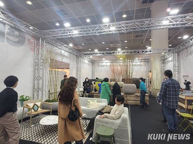 29일 서울 강남 코엑스에서 열린 ‘2024 서울리빙디자인페어’를 방문한 고객들. 사진=김한나 기자